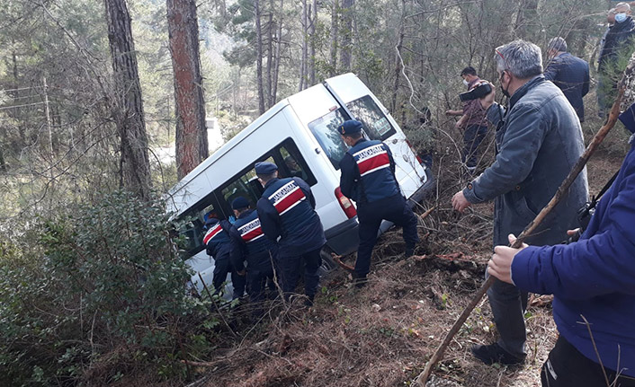 İşçileri taşıyan minibüs kaza yaptı! Yaralılar var!