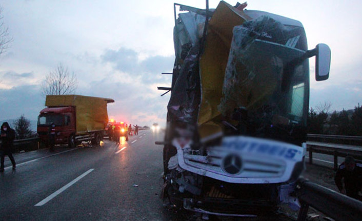 Yolcu otobüsü yol kenarında duran kamyona çarptı