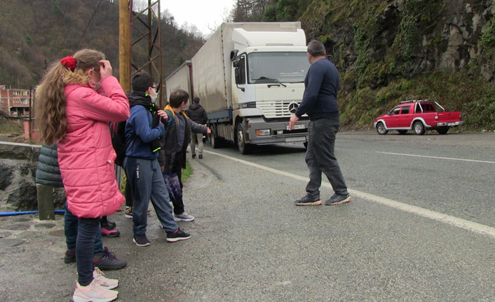 Artvin yolu üzerine üstgeçit isteyen Demirciler köyü sakinleri endişeli