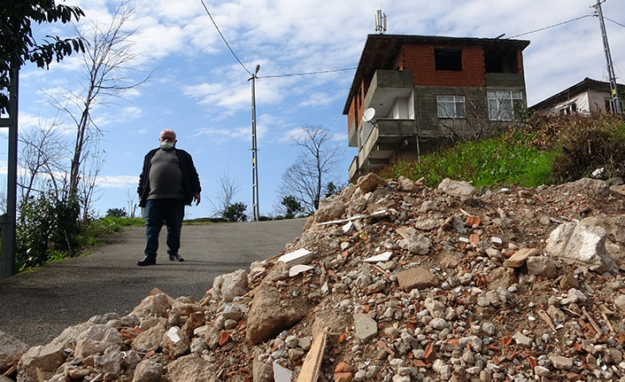 Rize'de baz istasyonu için yolu kapattı