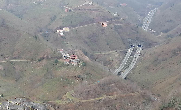 Ordu'da dağların arasındaki otoban