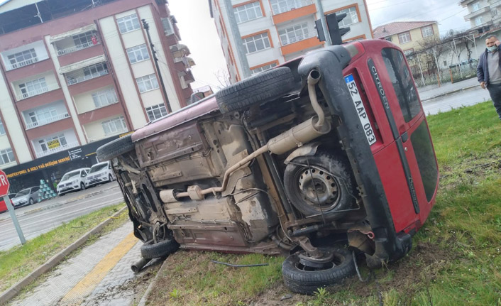 Samsun'da devrilen araçtan yara almadan çıktı