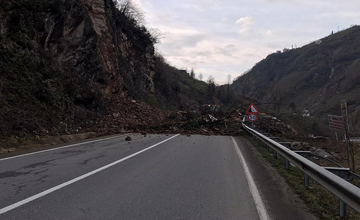 Tirebolu-Doğankent karayolunda heyelan meydana geldi