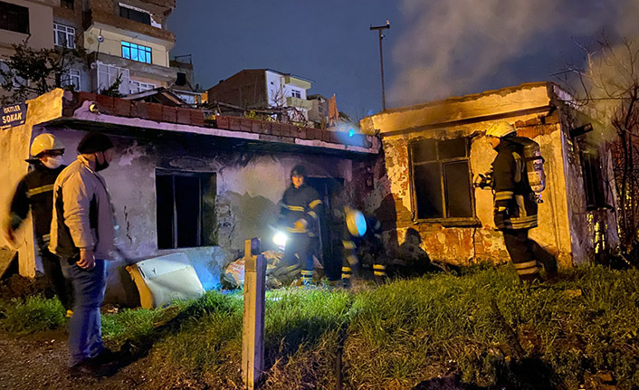 Müstakil ev, yangında kullanılmaz hale geldi