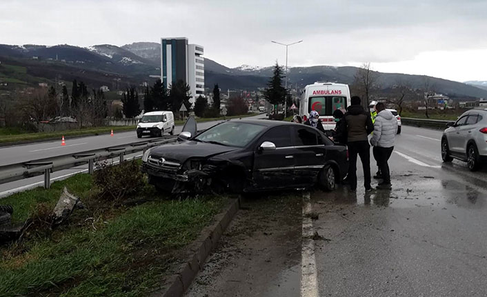 Samsun'da otomobil bariyere çarptı