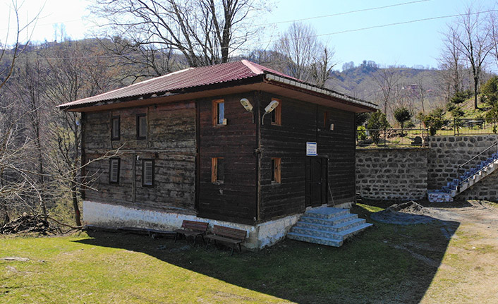 2 asırlık çivisiz cami