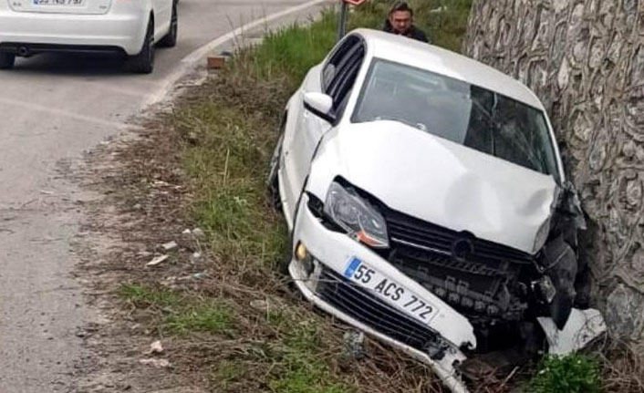 Yoldan çıkan otomobil su kanalına düştü