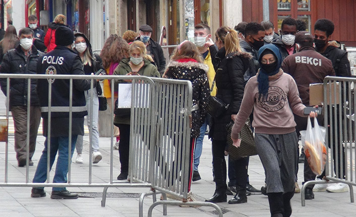 Giresun’da cadde ve sokaklarda insan yoğunluğu