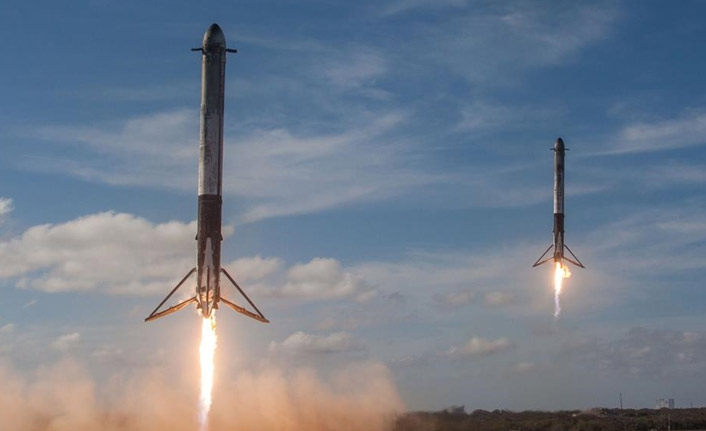 SpaceX'e ait roketin parçası tarlaya düştü