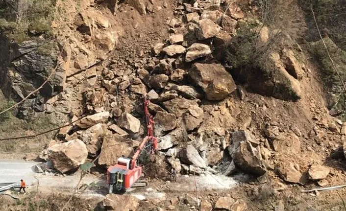 Giresun'da heyelan! Yeniden ulaşıma açıldı