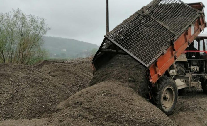 Irmak yatağından kum çekerken yakalandı