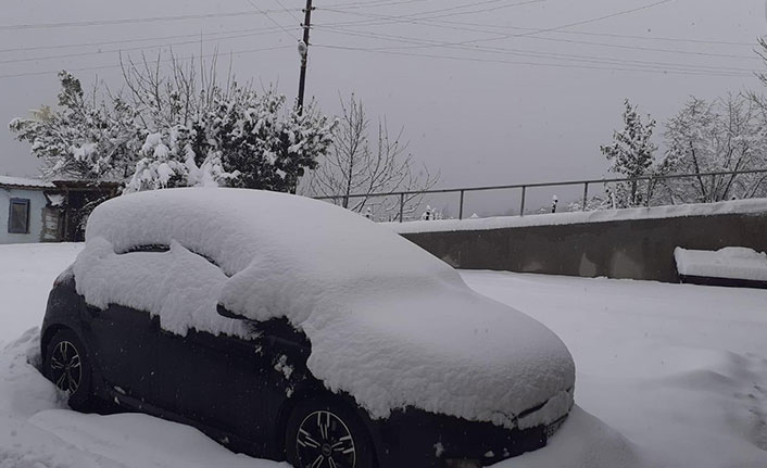 Baharda kar yağdı, yollar ulaşıma kapandı