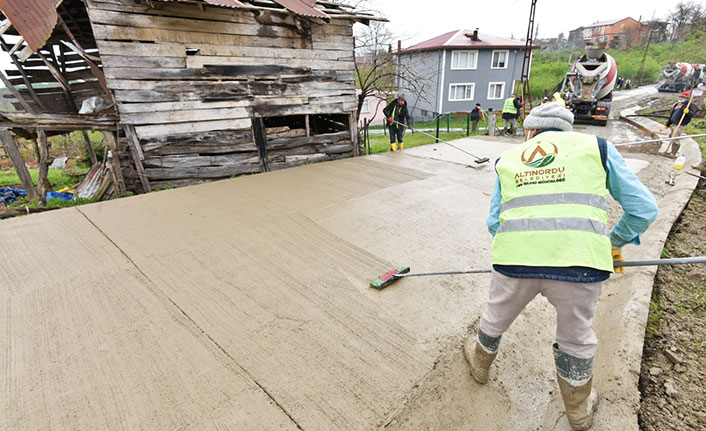 Ordu'da beton yol çalışmaları devam ediyor