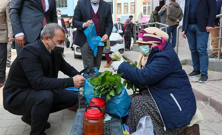 Vali esnaftan aldı vatandaşa dağıttı