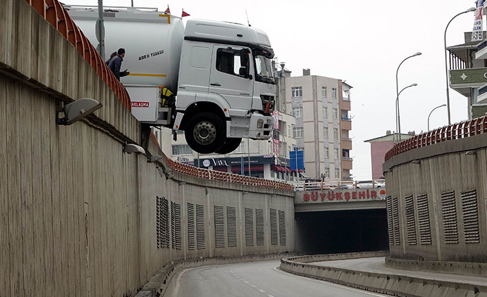 El freni çekilmeyen tanker korkuluklarda asılı kaldı