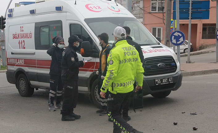 Ambulans ile motosiklet çarpıştı