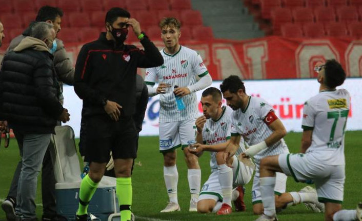 Futbolcular maç içerisinde oruç açtı