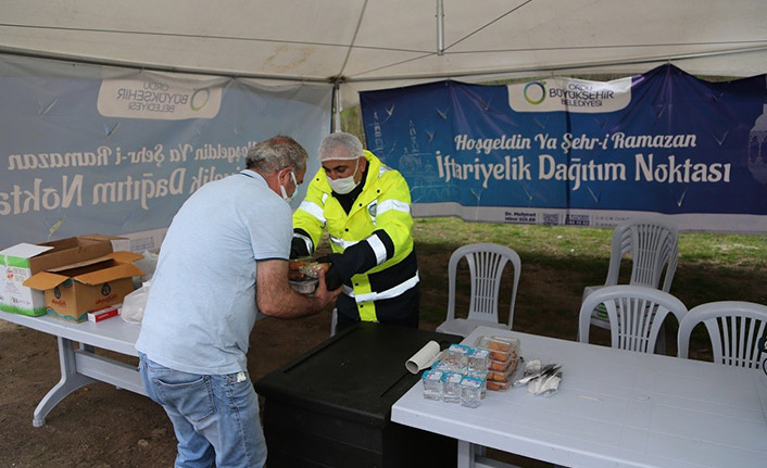 Karadeniz sahil yolunda sürücülere iftar sofrası