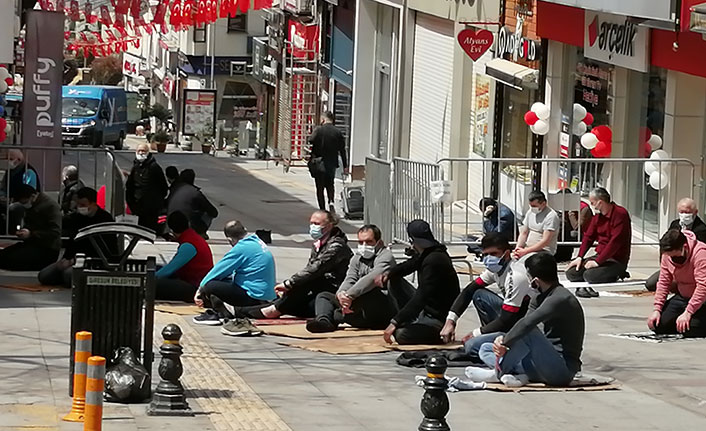 Doğu Karadeniz'in vaka birincisi ilinde cuma namazı böyle kılındı