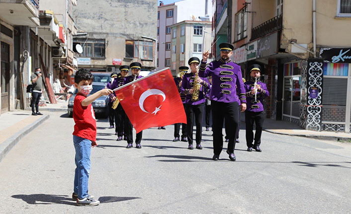 Ordu’da şehir bandosu çocukları sevindirdi