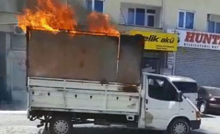 Giresun’da kağıt toplama aracı alev alev yandı