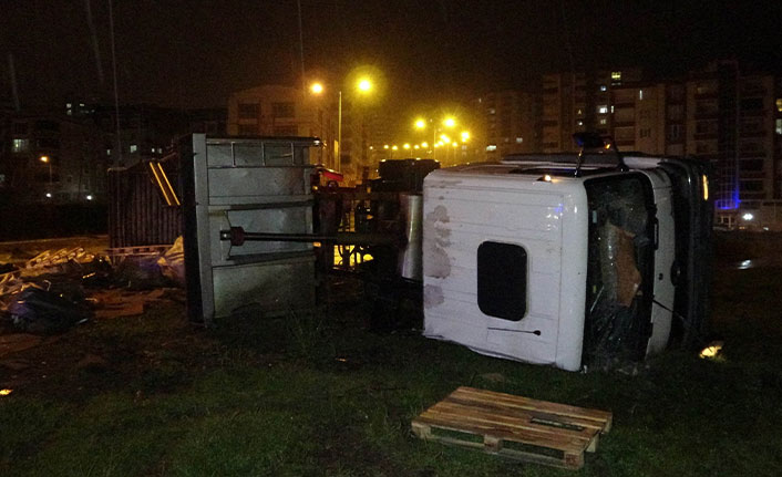 Samsun'da inşaat malzemesi taşıyan kamyon devrildi