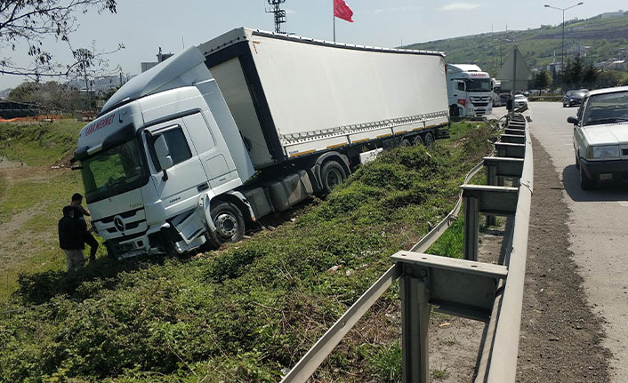 Samsun'da tır yoldan çıktı, faciadan dönüldü