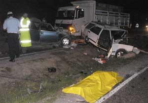 Samsun'un kavak ilçesinde 3 araçlı kaza, 3 ölü 5 yaralı. 11 Ekim 2007