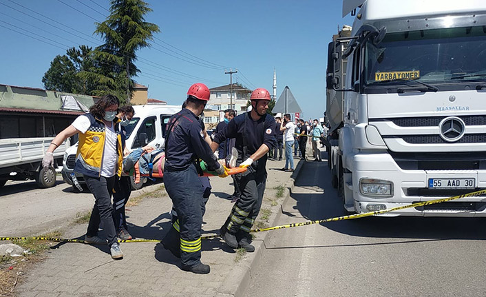 Tır ile minibüs yol kenarındaki karı-kocaya çarptı