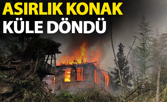 Rize'de asırlık konak kül oldu