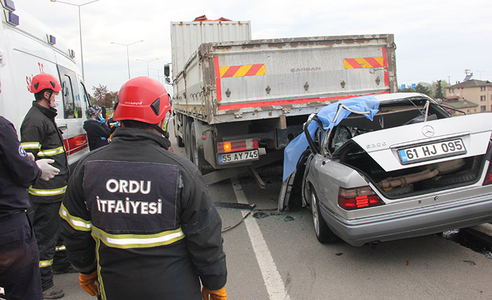 Trabzon plakalı otomobil park halindeki kamyona çarptı! 1 Ölü