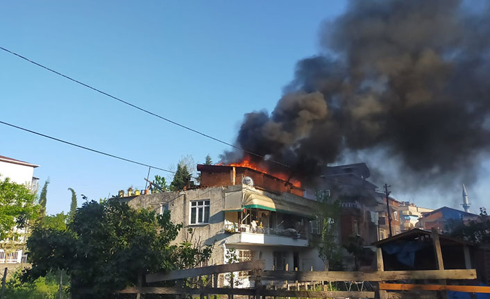 Samsun'da çıkan yangında evin çatısı küle döndü