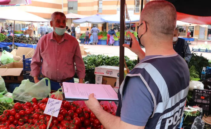 Diliyle parmaklarını ıslatarak poşetleri açan pazarcı cezayı yedi