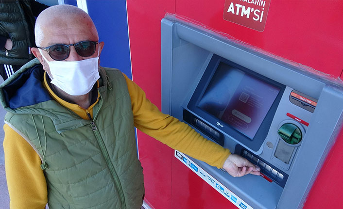 ATM'den çektiği emekli maaşı saniyeler içinde çalındı