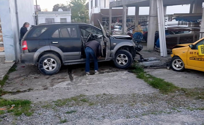 Cip yoldan çıktı, durakta bekleyen iki taksiye çaptı