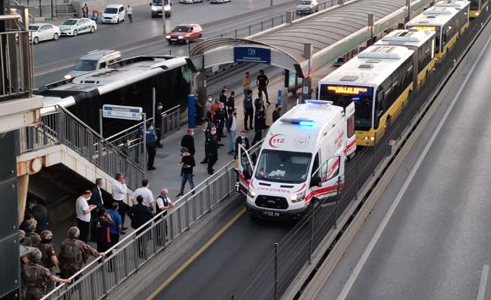 Metrobüs durağında operasyon