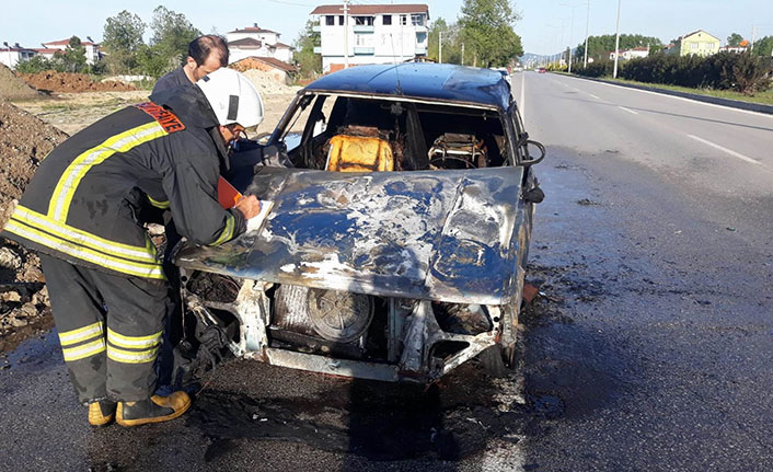 Samsun'da korku dolu anlar! Seyir halindeki otomobilde yangın