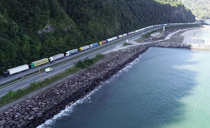 Arhavi'den Sarp Sınır Kapısı’na 15 kilometrelik TIR kuyruğu