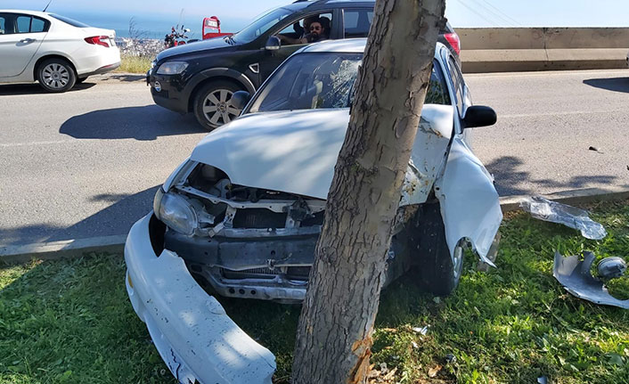 Samsun'da kaza! Otomobil ağaca çarptı