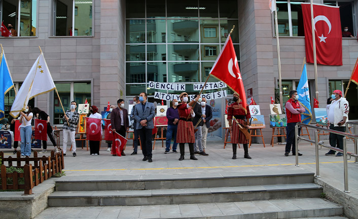 Gümüşhane’de binlerce kişi saat 19.19’da İstiklal Marşı okudu