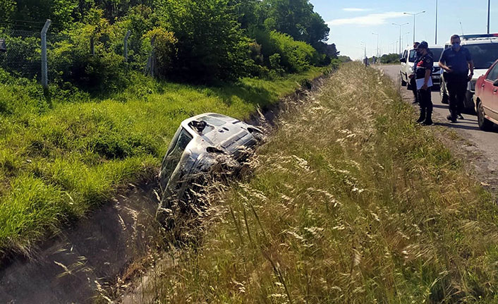 Yoldan çıkan araç su kanalına devrildi: 1 yaralı