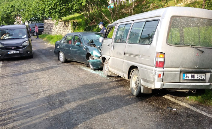 Giresun'da iki araç kafa kafaya çarpıştı: 4 yaralı