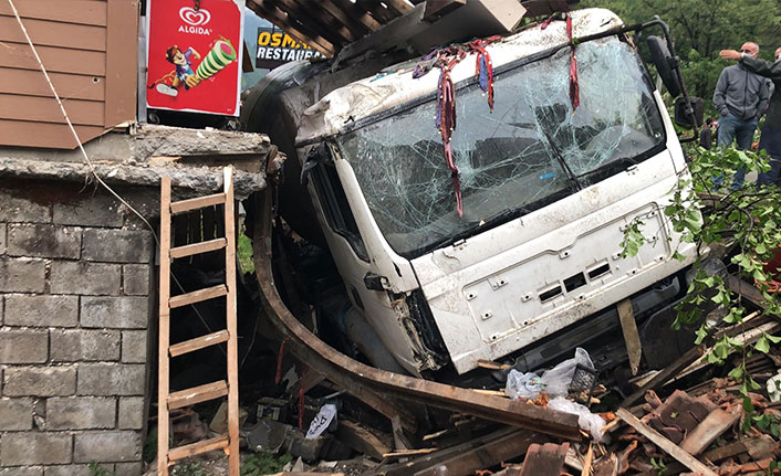 Beton mikseri bakkal dükkanının üzerine devrildi