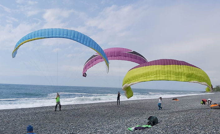 Adrenalin tutkunlarının yeni gözdesi: Çay tarlalarında yamaç paraşütü