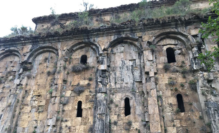 Artvin'de definecilerin talan ettiği kilise restore edilecek