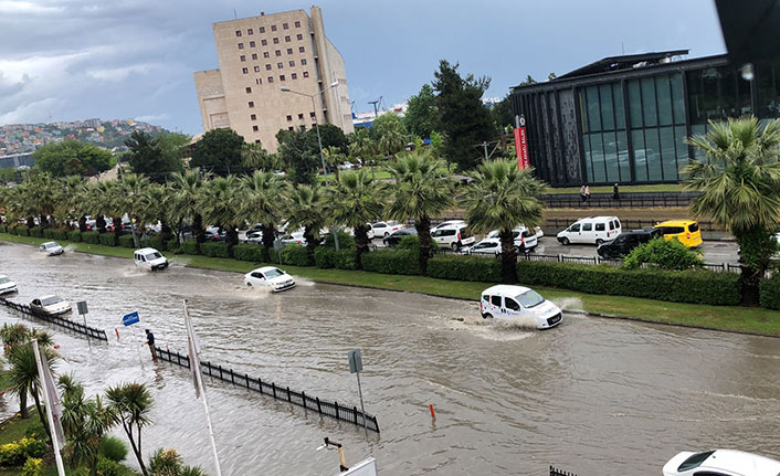 Samsun’da caddeleri su bastı