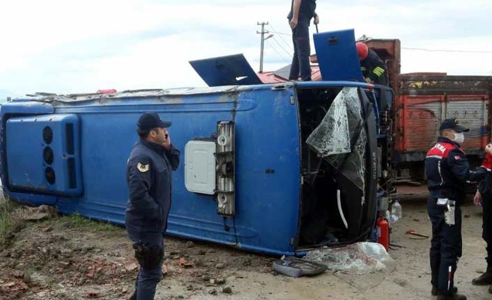 Mahkumları taşıyan cezaevi ring aracı devrildi: 5'i asker 10 yaralı