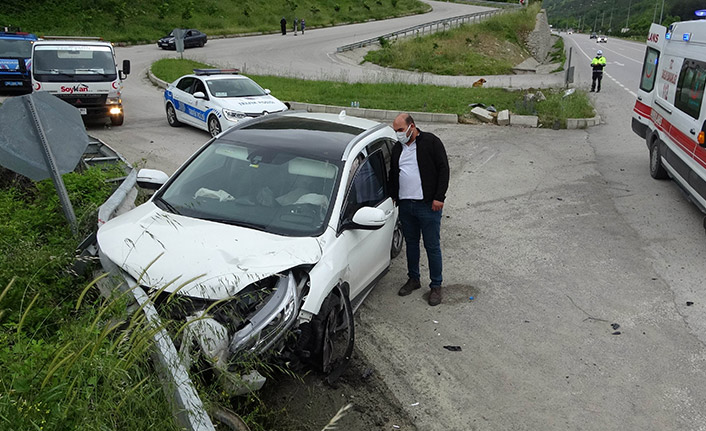 Samsun'da otomobil bariyere çarptı: 2 yaralı