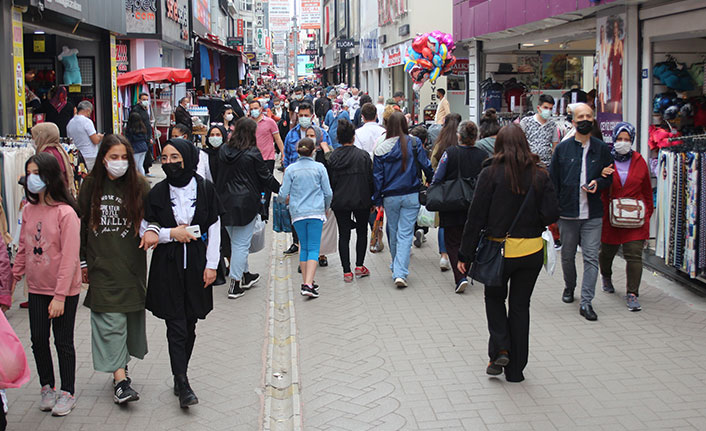 Kısıtlamasız ilk cumartesi gününde halk sokakları doldurdu