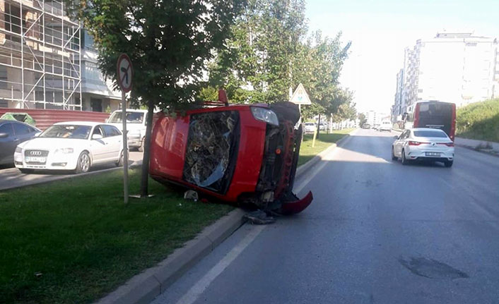 Samsun'da refüje çıkan otomobil devrildi: 1 yaralı